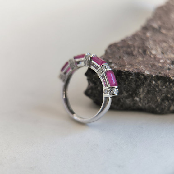 Серебряное кольцо с рубином 2.328ct, фианитами