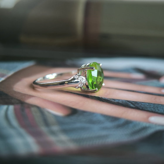 Серебряное кольцо с хризолітом 3.397ct, фианитами