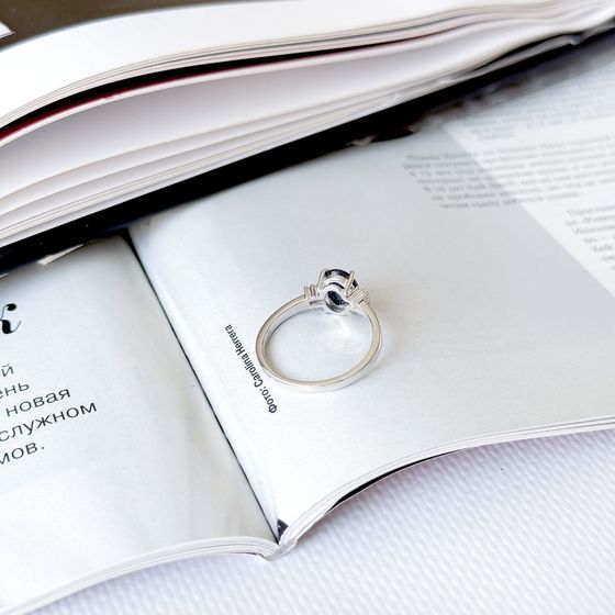 Серебряное кольцо с сапфиром 1.651ct, фианитами