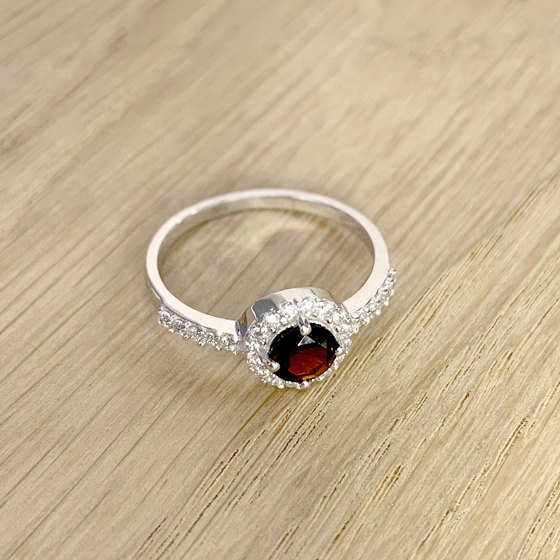 Серебряное кольцо с гранатом 1.007ct