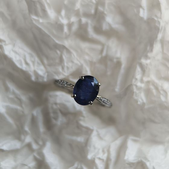 Серебряное кольцо с сапфиром, фианитами