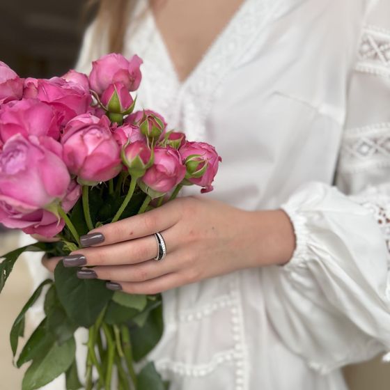 Серебряное кольцо с фианитами, емаллю