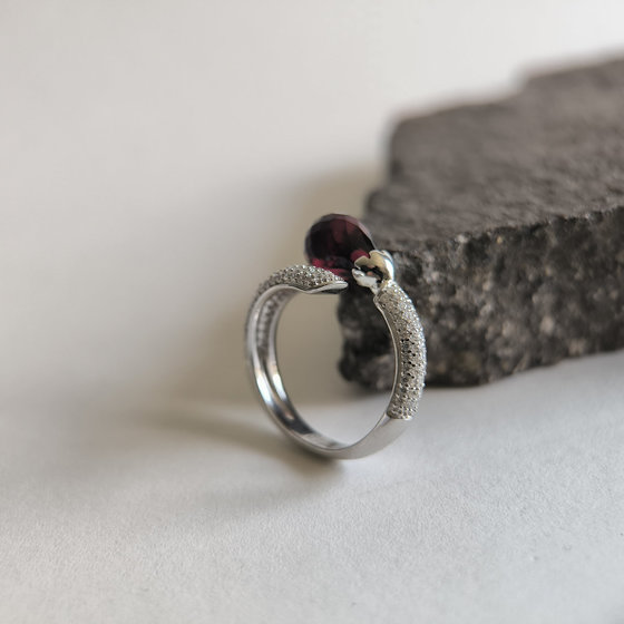 Серебряное кольцо с гранатом nano 4.101ct, фианитами