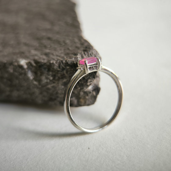 Серебряное кольцо с рубином 0.519ct, фианитами