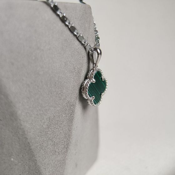 Серебряная подвеска с малахитом