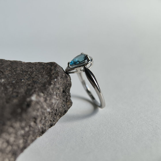 Серебряное кольцо с топазом Лондон Блю 0.844ct, фианитами