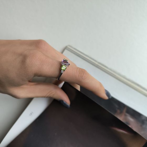 Серебряное кольцо с аметистом, хризолітом