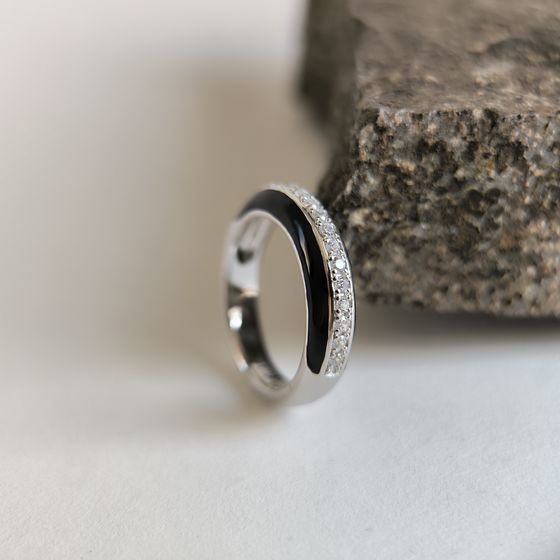 Серебряное кольцо с фианитами, емаллю