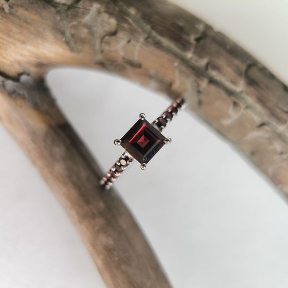 Серебряное кольцо с гранатом 2.058ct