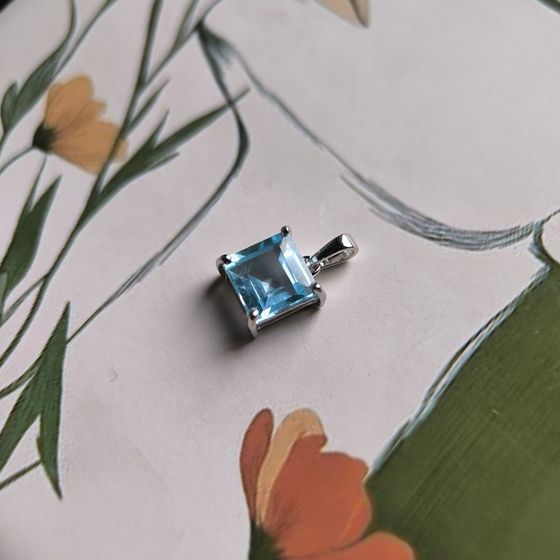 Серебряная подвеска с топазом 3.2ct