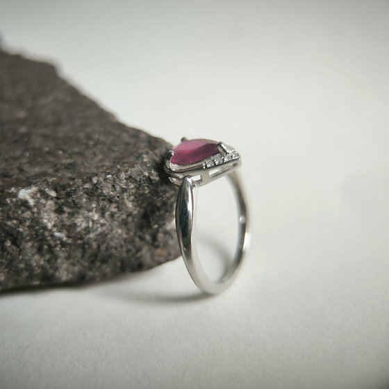 Серебряное кольцо с рубином 1.513ct, фианитами