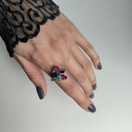 Серебряное кольцо с сапфиром 1.917ct, изумрудом, рубином