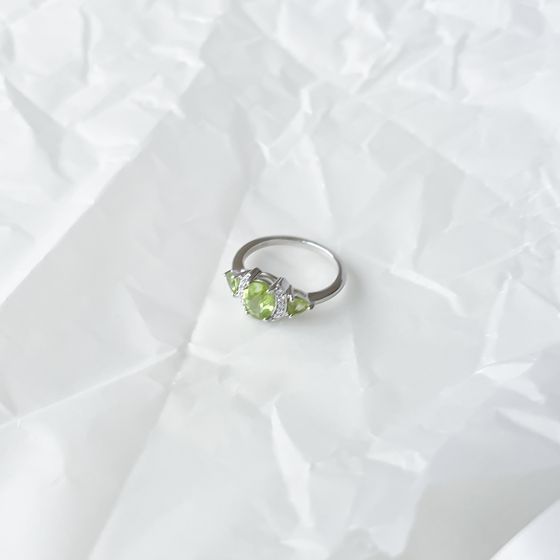 Серебряное кольцо с хризолітом 1.742ct, фианитами