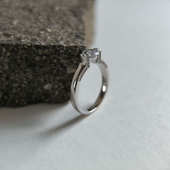 Серебряное кольцо с фианитами Серебряное кольцо с фианитами