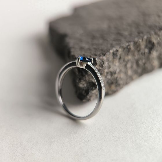Серебряное кольцо с сапфиром nano 0.561ct, фианитами