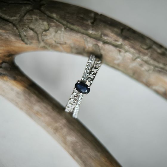 Серебряное кольцо с сапфиром 0.66ct, фианитами