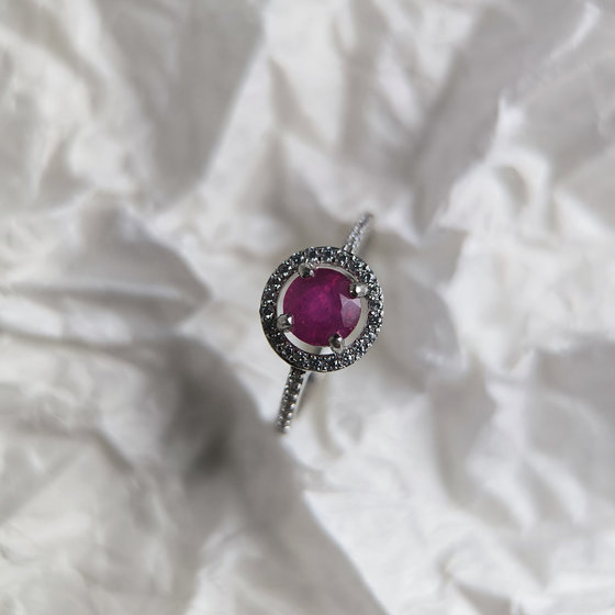 Серебряное кольцо с рубином, фианитами