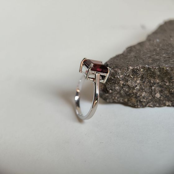 Серебряное кольцо с гранатом 2.142ct
