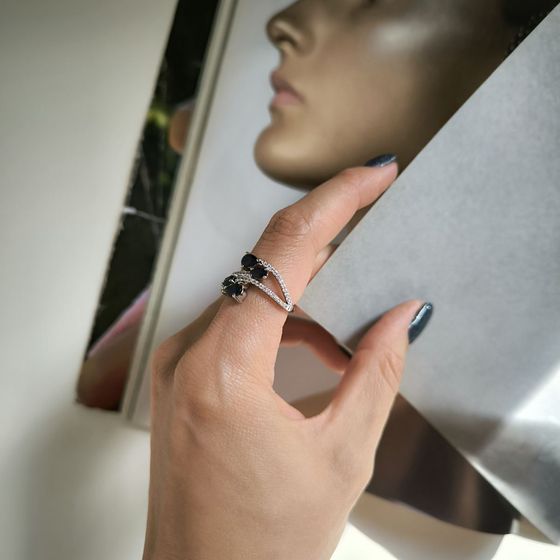 Серебряное кольцо с сапфиром 2.333ct, фианитами