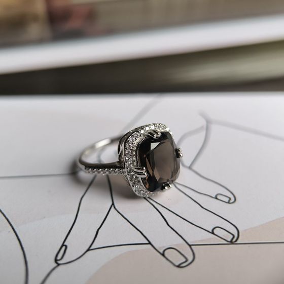 Серебряное кольцо с раухтопазом (дымчатым кварцем) 5.457ct, фианитами