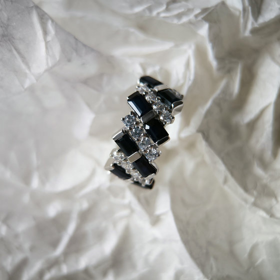 Серебряное кольцо с сапфиром 5.625ct, фианитами
