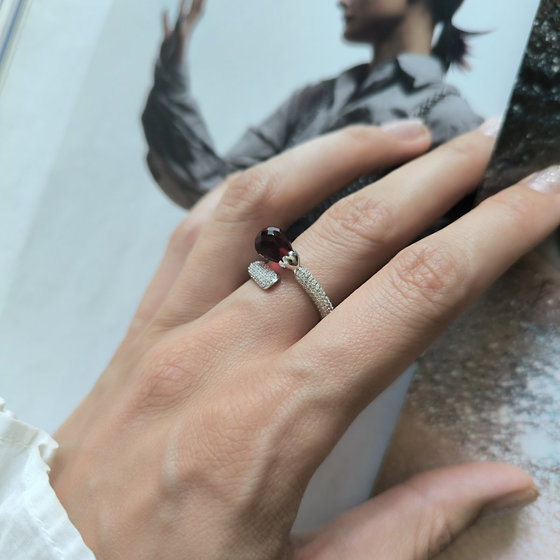 Серебряное кольцо с гранатом nano 4.101ct, фианитами
