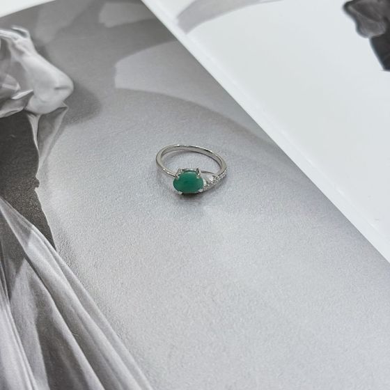 Серебряное кольцо с изумрудом, фианитами