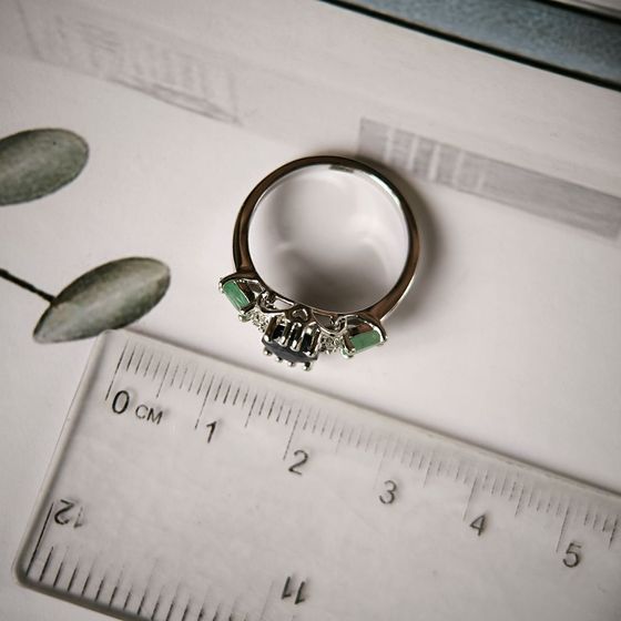 Серебряное кольцо с сапфиром 2.135ct, изумрудом, фианитами