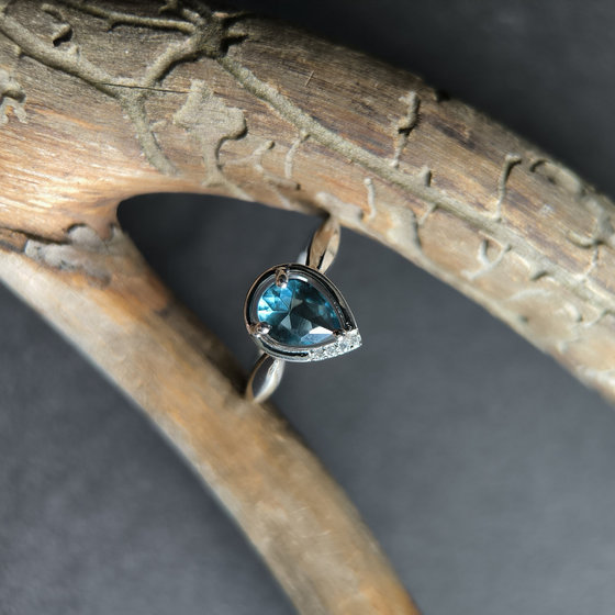 Серебряное кольцо с топазом Лондон Блю 0.844ct, фианитами