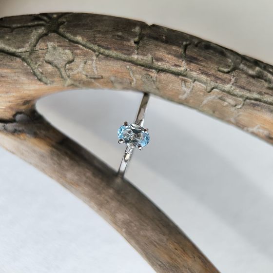 Серебряное кольцо с топазом 0.936ct, фианитами
