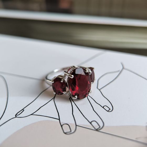 Серебряное кольцо с гранатом 6.898ct