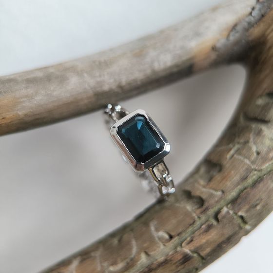 Серебряное кольцо с сапфиром nano 1.467ct