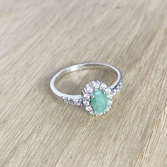Серебряное кольцо с изумрудом 0.975ct, фианитами