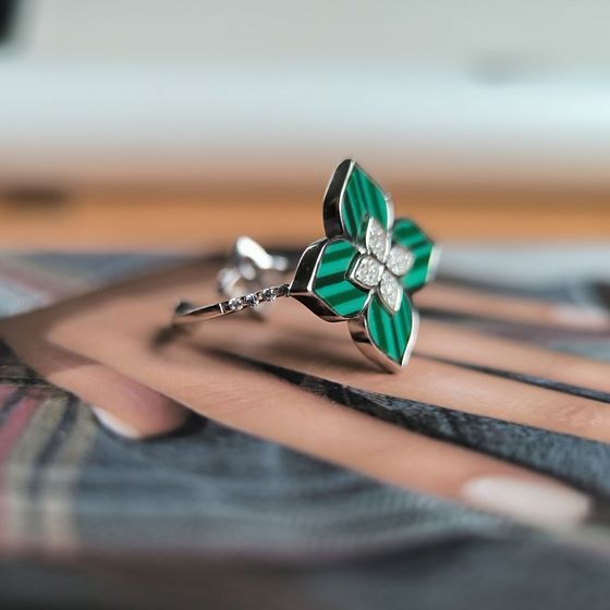Серебряное кольцо с малахитом, фианитами