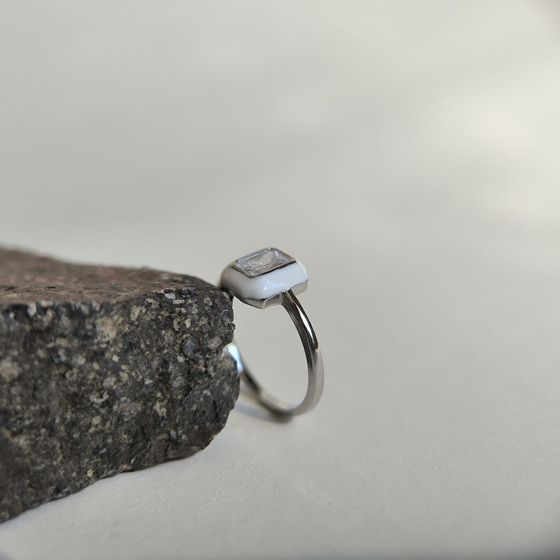 Серебряное кольцо с фианитами, емаллю