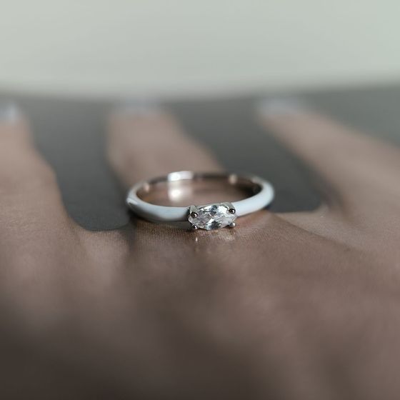 Серебряное кольцо с фианитами, емаллю