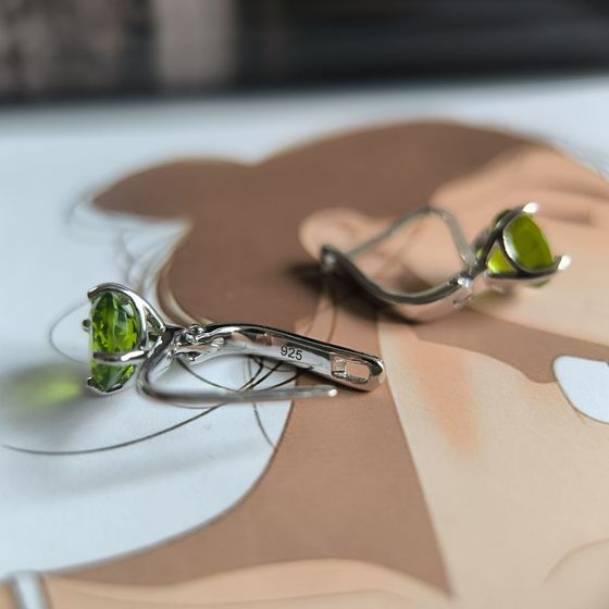 Серебряные серьги с хризолітом