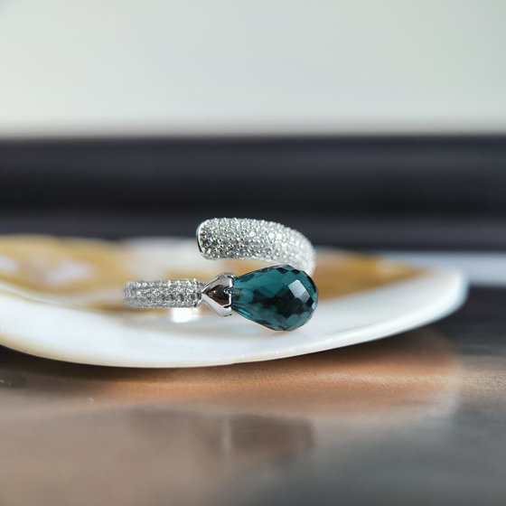 Серебряное кольцо с топазом Лондон Блю 4.166ct, фианитами