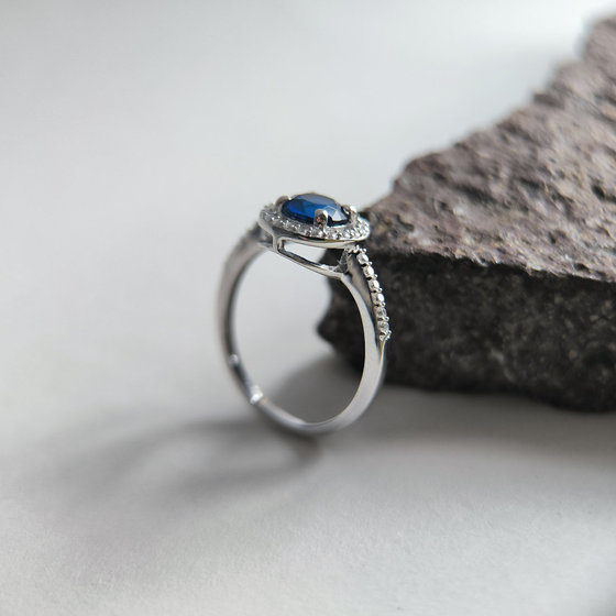 Серебряное кольцо с сапфиром nano