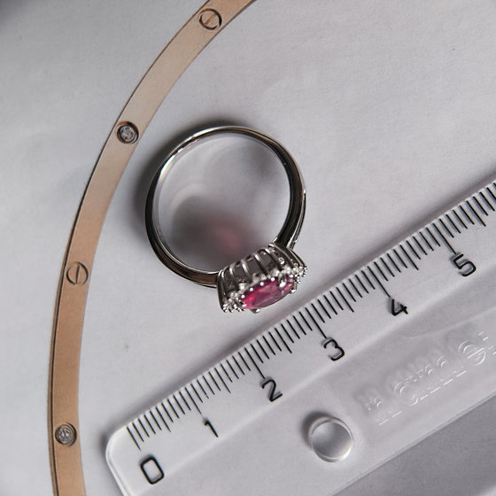 Серебряное кольцо с рубином, фианитами