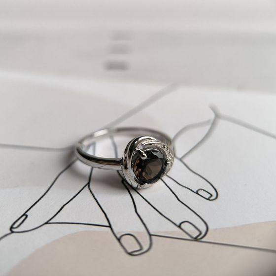 Серебряное кольцо с раухтопазом (дымчатым кварцем) 1.236ct, фианитами
