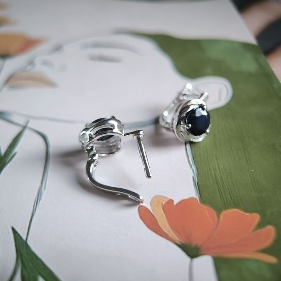 Серебряные серьги с сапфиром 3.565ct, фианитами