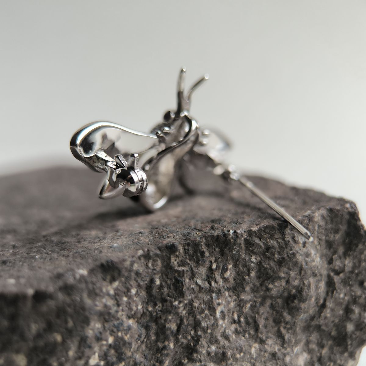 Серебряная брошка с емаллю, фианитами