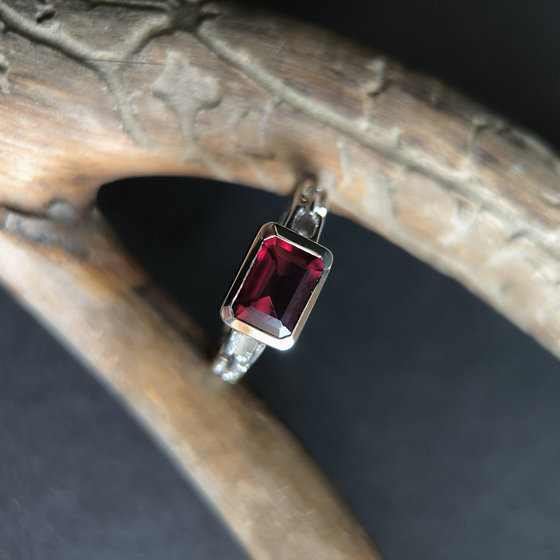 Серебряное кольцо с гранатом nano 1.261ct