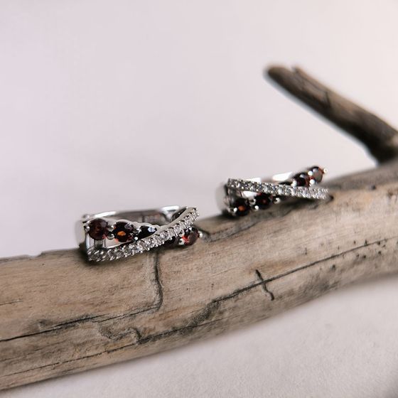 Серебряные серьги с гранатом 1.556ct, фианитами