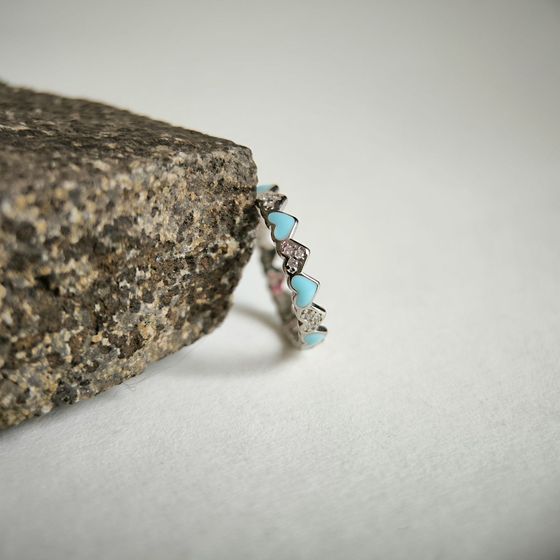 Серебряное кольцо с фианитами, емаллю