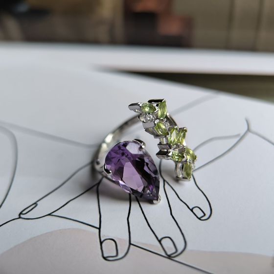 Серебряное кольцо с аметистом, хризолітом