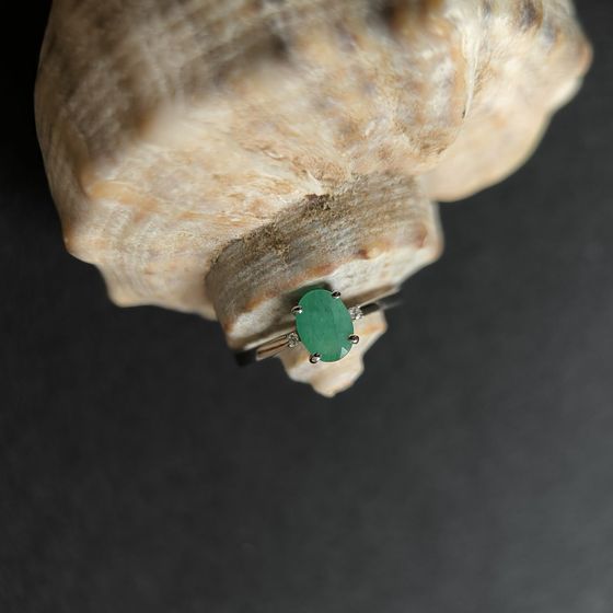 Серебряное кольцо с изумрудом 0.743ct, фианитами