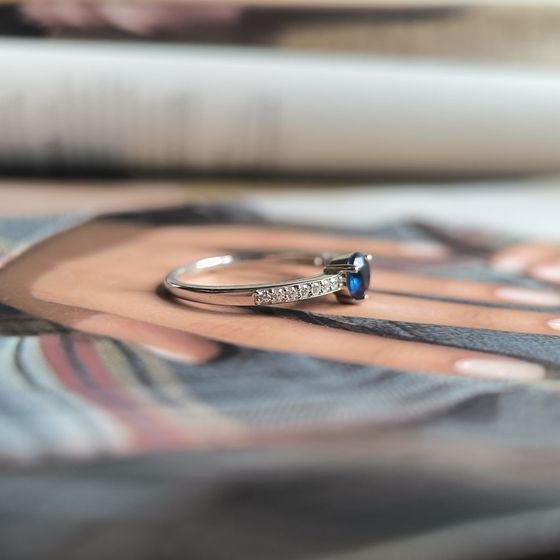 Серебряное кольцо с сапфиром nano 0.561ct, фианитами