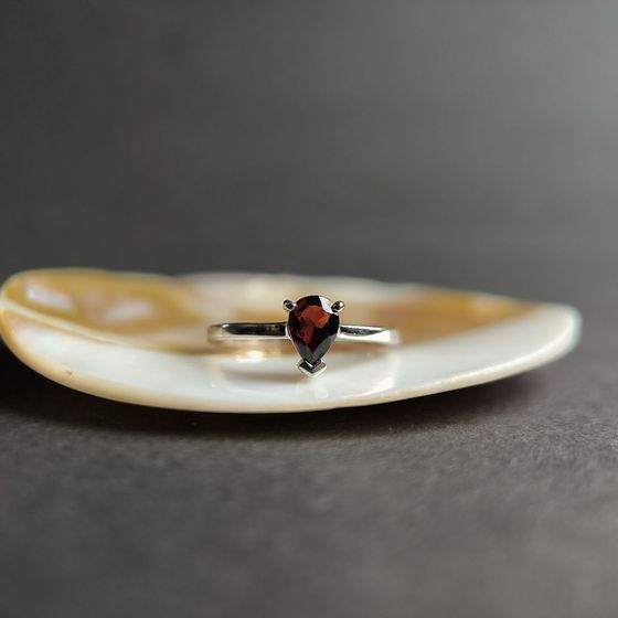 Серебряное кольцо с гранатом